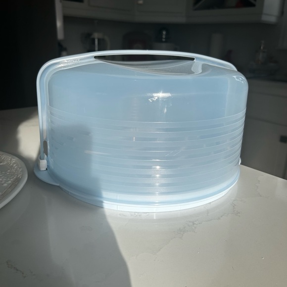 **** SOLD **** Tupperware Cake Taker - Picture 1 of 6